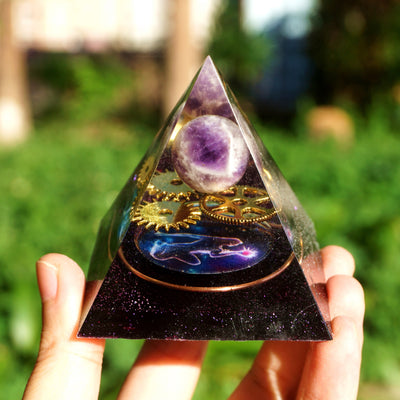 Pyramide d'orgone en cristal d'améthyste faite à la main