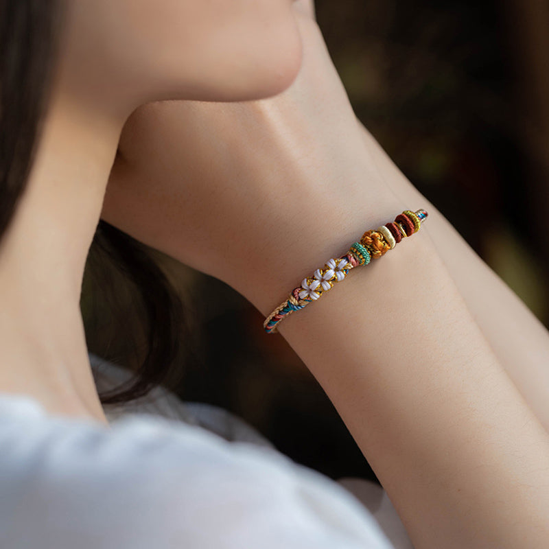 Bracelet en fil rouge à motif de fleurs de pêcher Dunhuang fait main