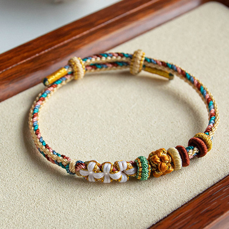 Bracelet en fil rouge à motif de fleurs de pêcher Dunhuang fait main