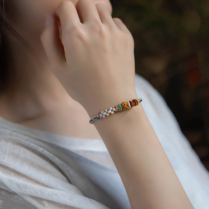 Bracelet en fil rouge à motif de fleurs de pêcher Dunhuang fait main