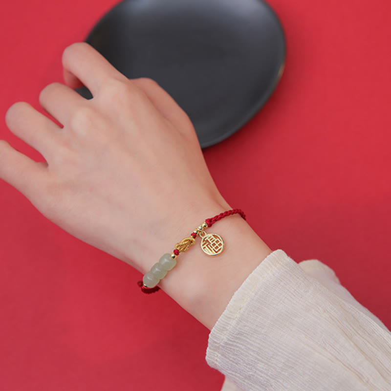 Bracelet en perles de jade avec breloque Fu sur corde rouge pour la chance et la prospérité