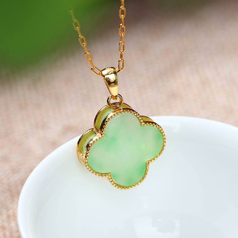Collier pendentif porte-bonheur en jade avec trèfle à quatre feuilles