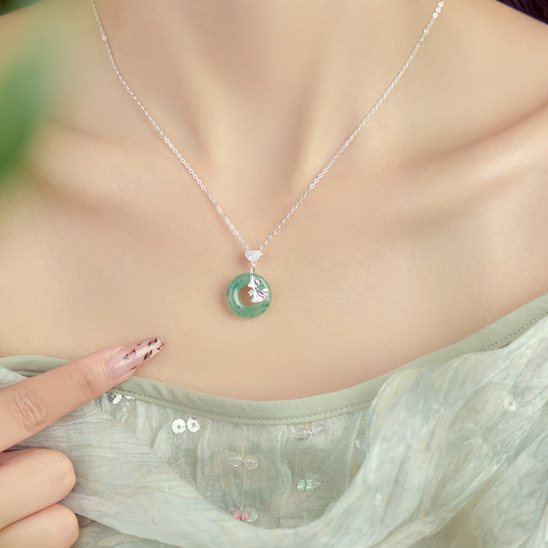 Collier en argent sterling avec boucle de paix en jade et ginkgo
