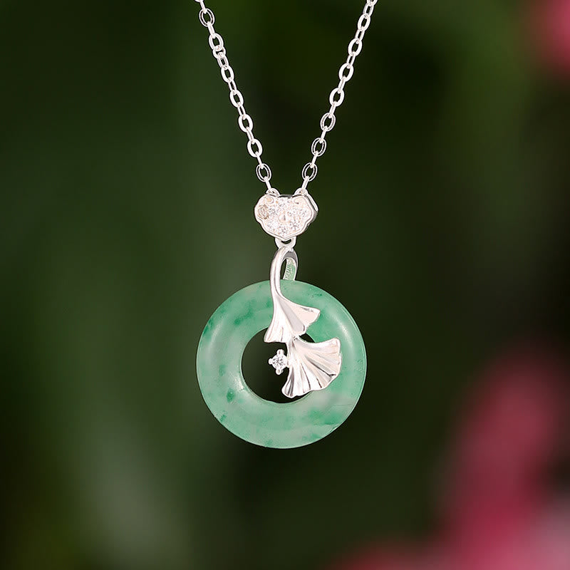 Collier en argent sterling avec boucle de paix en jade et ginkgo