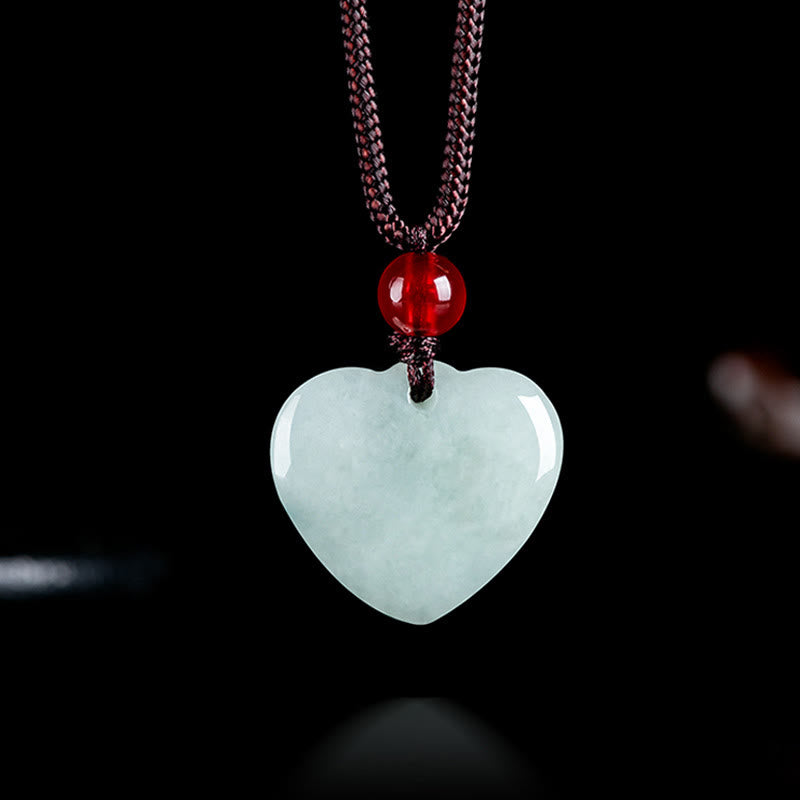 Collier pendentif en forme de cœur de jade pour l'abondance