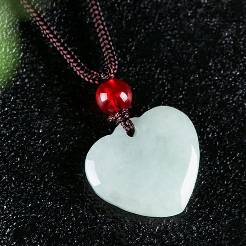 Collier pendentif en forme de cœur de jade pour l'abondance