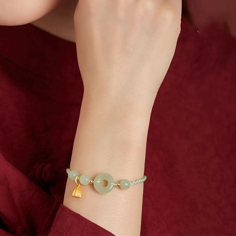 Bracelet en fil de jade et lotus de paix pour l'abondance