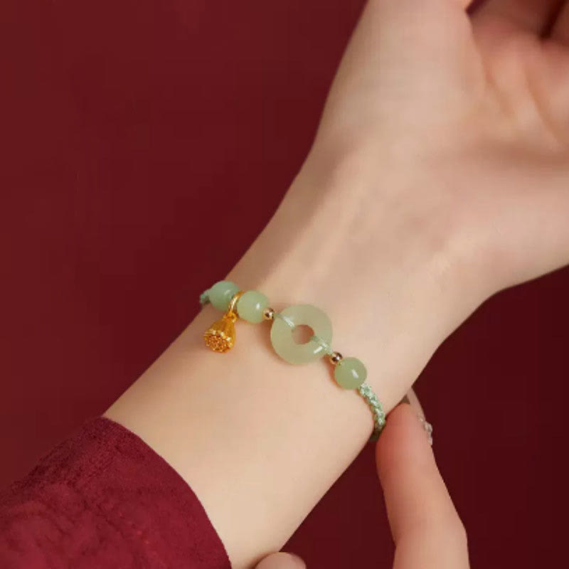 Bracelet en fil de jade et lotus de paix pour l'abondance