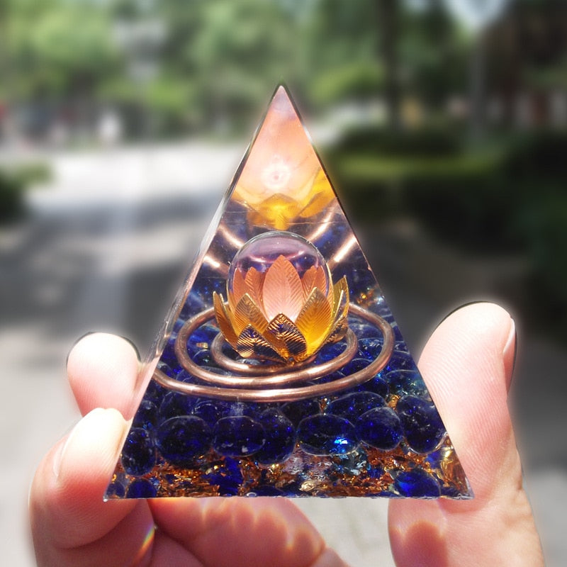 Pyramide de lotus en orgonite lapis-lazuli