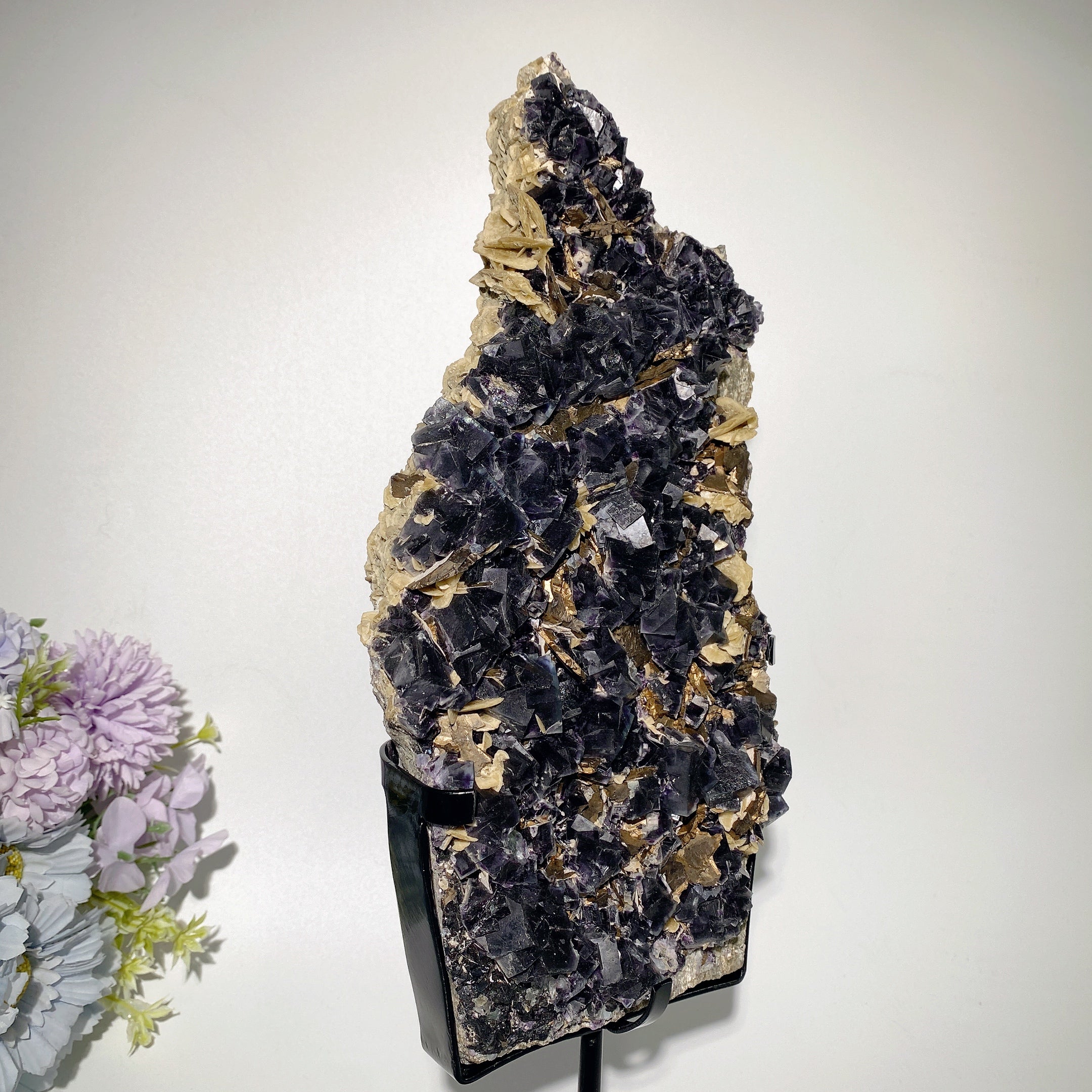 Grand cristal brut de fluorite violet foncé avec calcite et pyrite