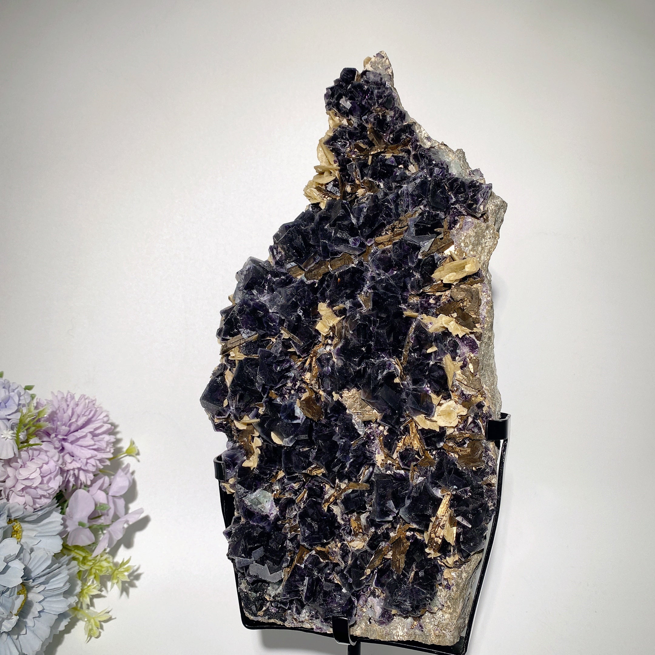 Grand cristal brut de fluorite violet foncé avec calcite et pyrite