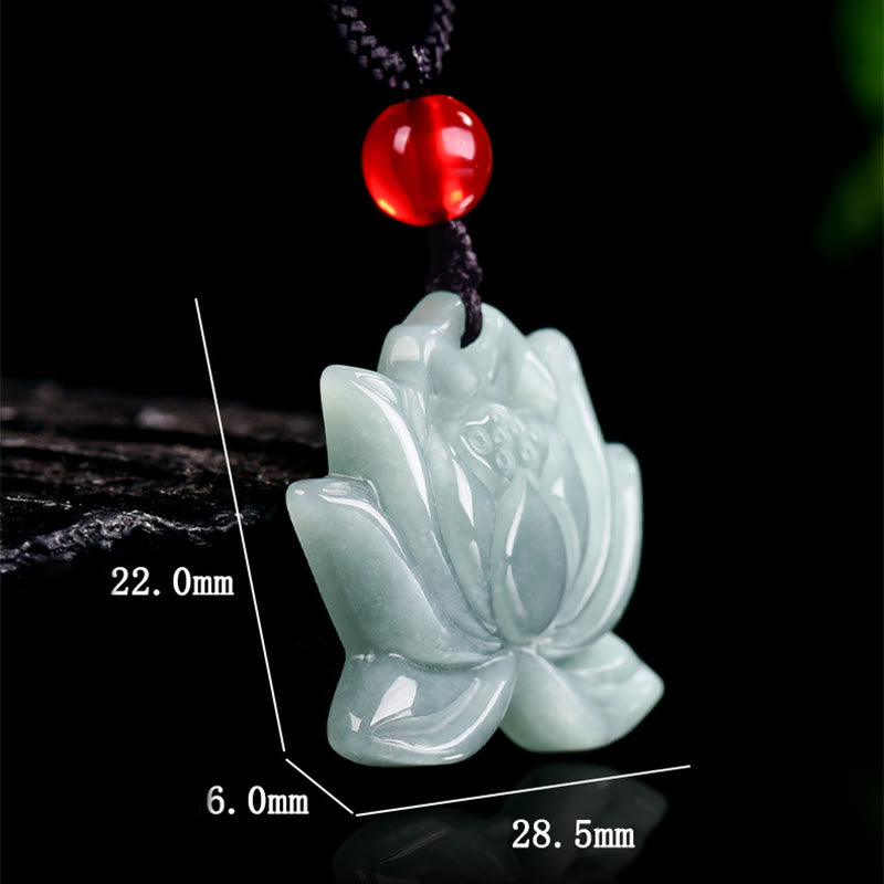 Collier pendentif prospérité en jade sculpté lotus 22 mm