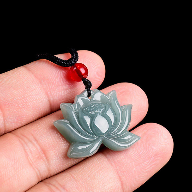 Collier pendentif prospérité en jade sculpté lotus 22 mm