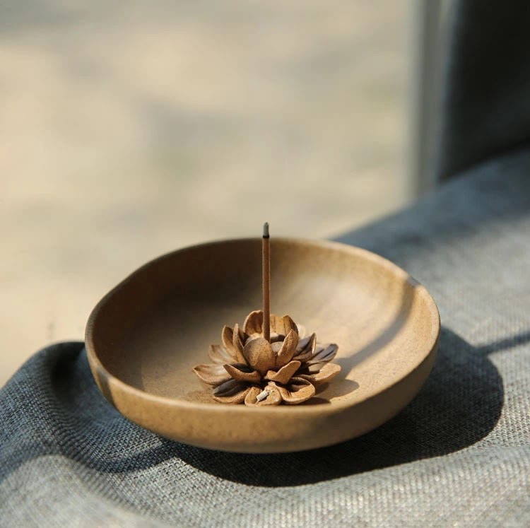 Brûle-encens en céramique sur piédestal Lotus pour la méditation 12 cm