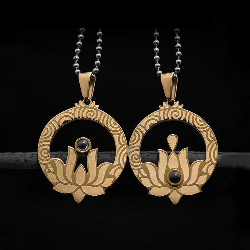 Collier Lotus en acier titane avec projection du mantra Shurangama