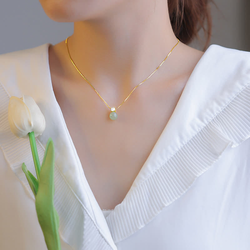 Collier pendentif chaîne porte-bonheur en jade et perle porte-bonheur
