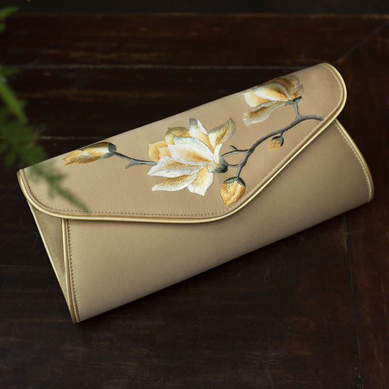 Sac moyen brodé Magnolia Su pour une élégance spirituelle