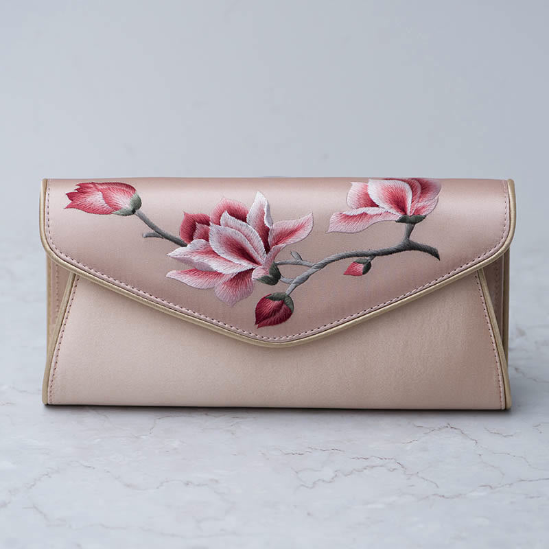 Sac moyen brodé Magnolia Su pour une élégance spirituelle