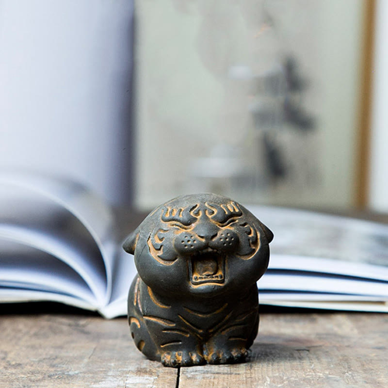Mini statue de tigre mignon en résine de fer - Figurine animale spirituelle