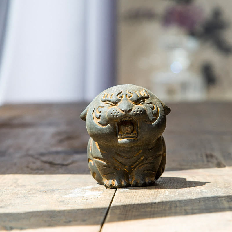 Mini statue de tigre mignon en résine de fer - Figurine animale spirituelle