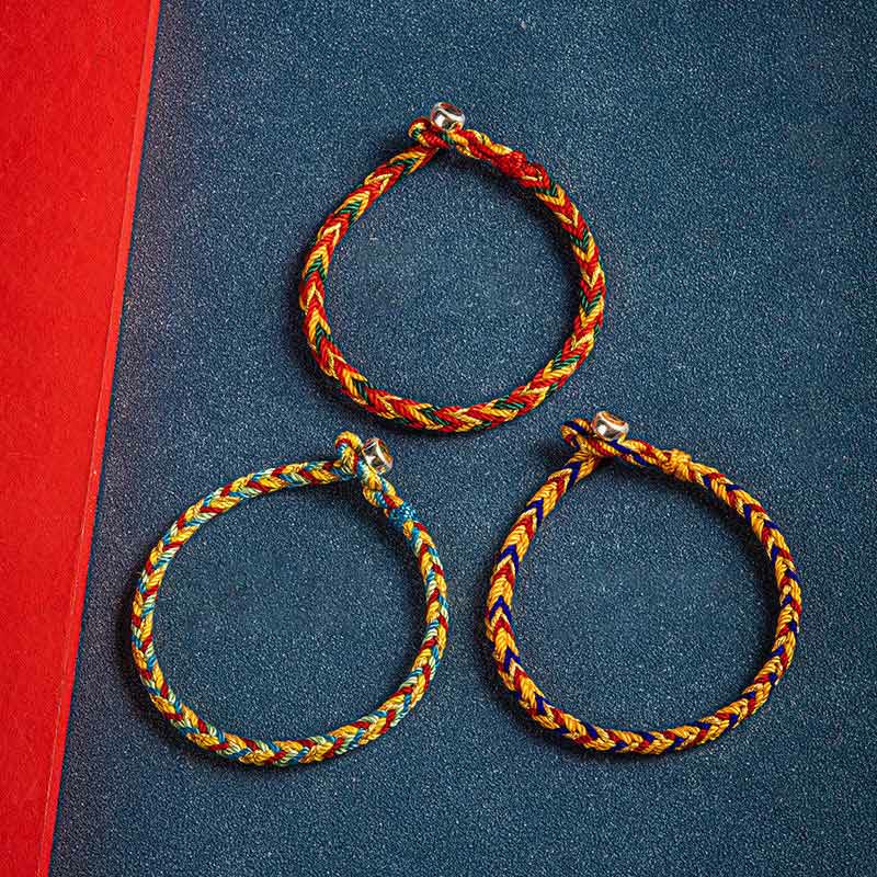 Bracelet de protection en fil rouge multicolore avec breloque en argent