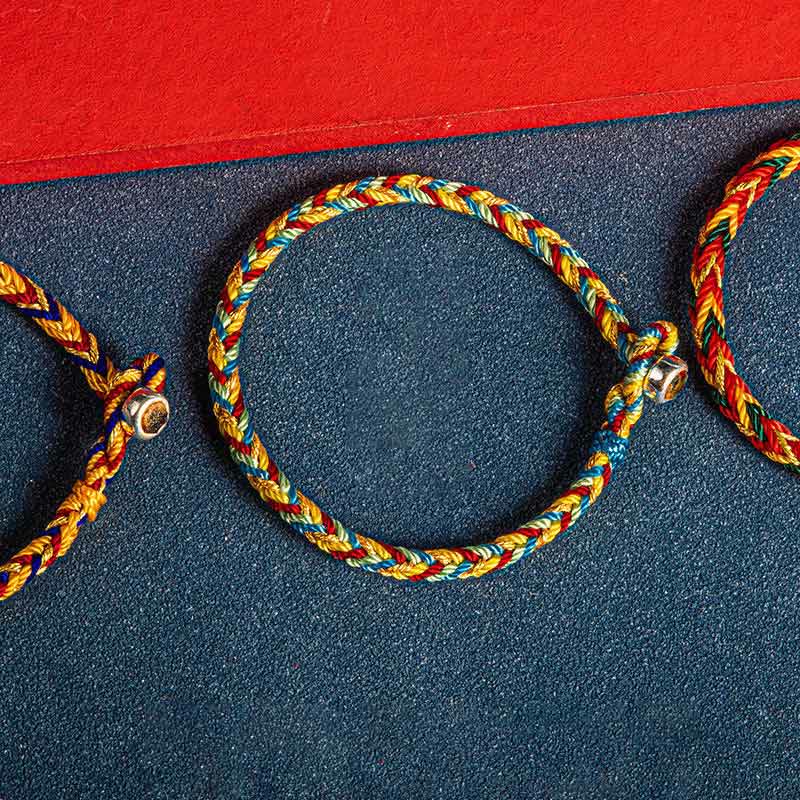 Bracelet de protection en fil rouge multicolore avec breloque en argent