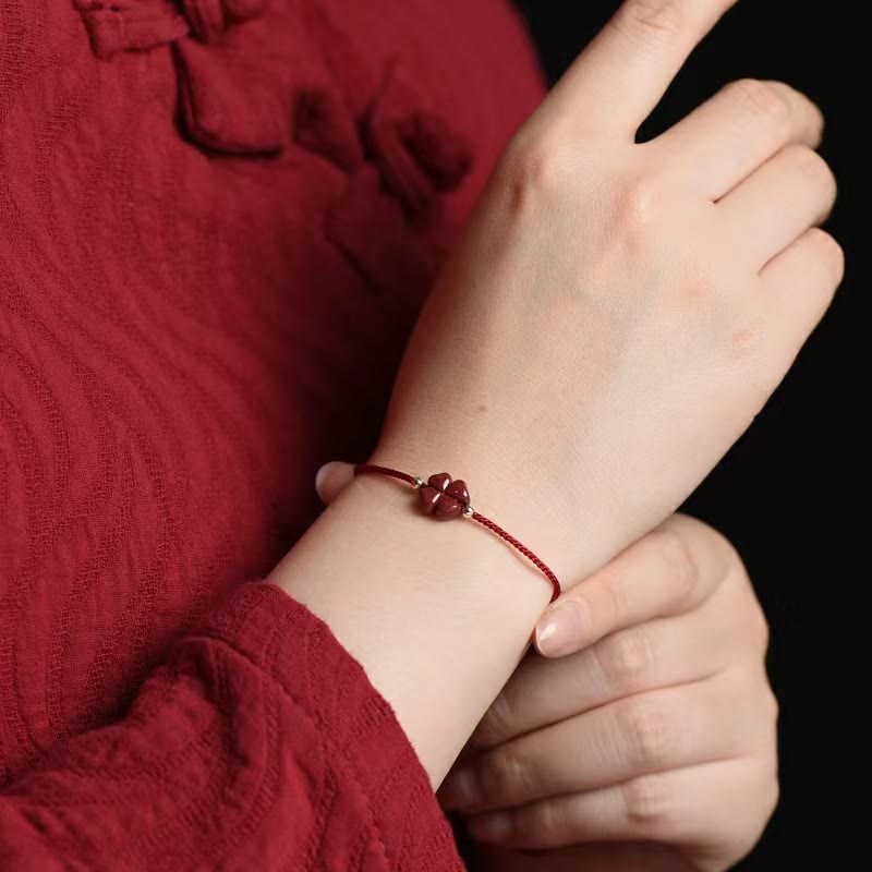 Bracelet en fil rouge de cinabre naturel avec bénédiction du trèfle à quatre feuilles