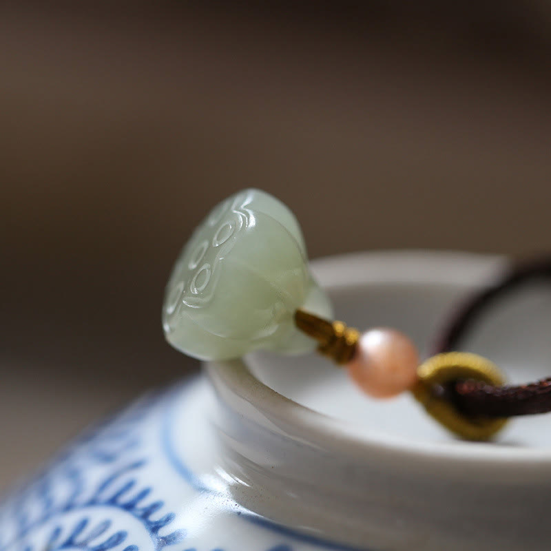 Collier en jade naturel avec boucle de paix et lotus | Énergie d'abondance