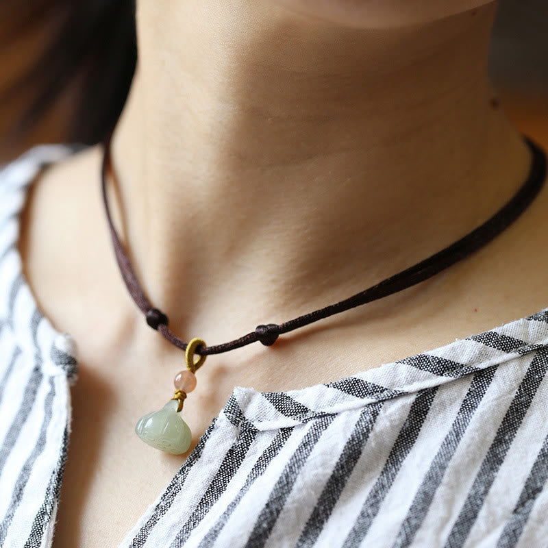 Collier en jade naturel avec boucle de paix et lotus | Énergie d'abondance
