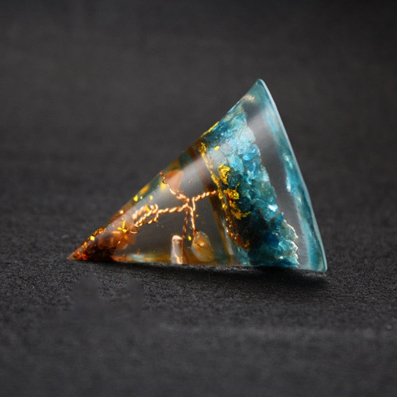 Pyramide d'orgone en apatite de joie naturelle