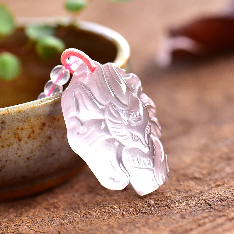 Collier d'amour en cristal rose naturel avec renard à neuf queues