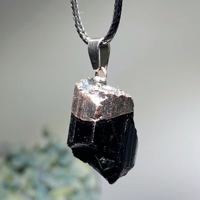 Pendentif en tourmaline noire brute naturelle, cristal de guérison de 15 à 25 mm