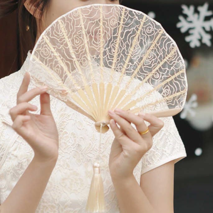 Éventail chinois pliable brodé de roses OldLace 22 cm