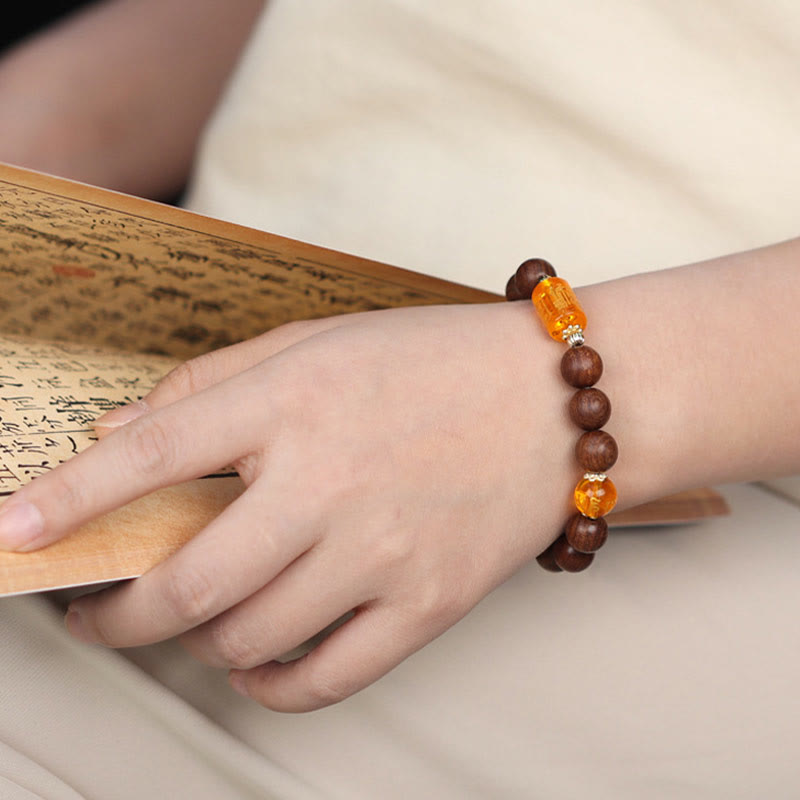 Bracelet Om Mani Padme Hum en bois de Phoebe Zhennan pour la protection spirituelle