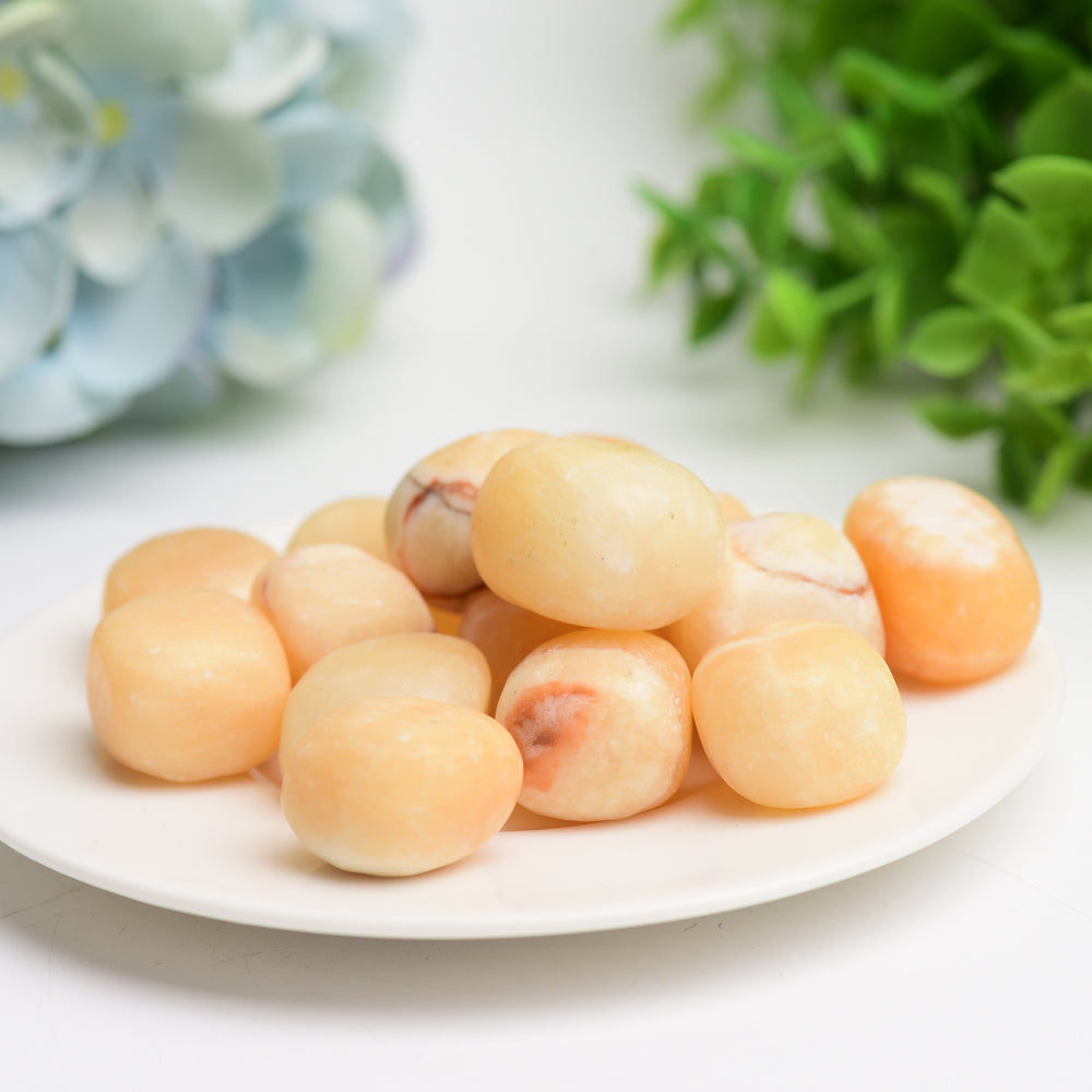 Cristal roulé de guérison en calcite orange de 2 cm