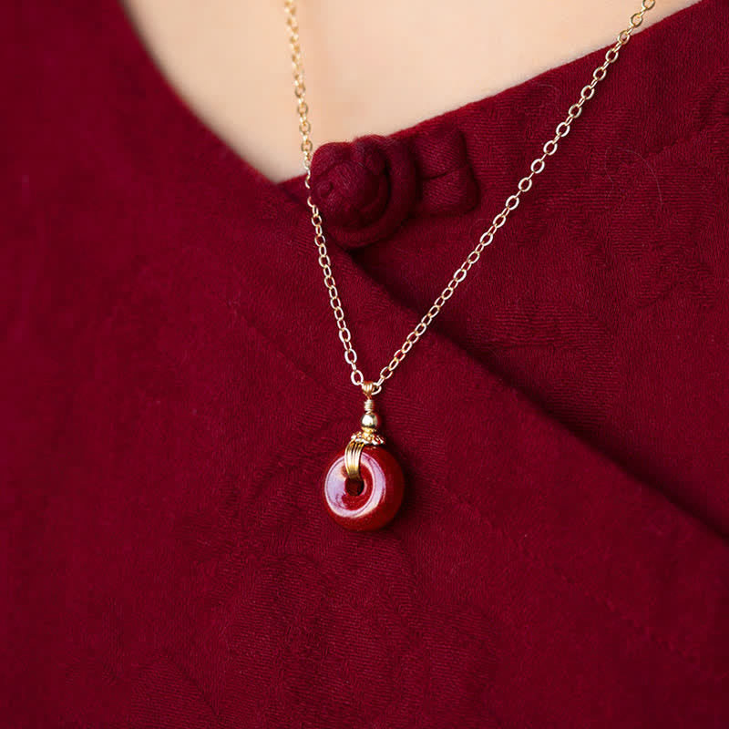 Collier en cinabre avec boucle de paix | Pendentif bénédiction apaisante