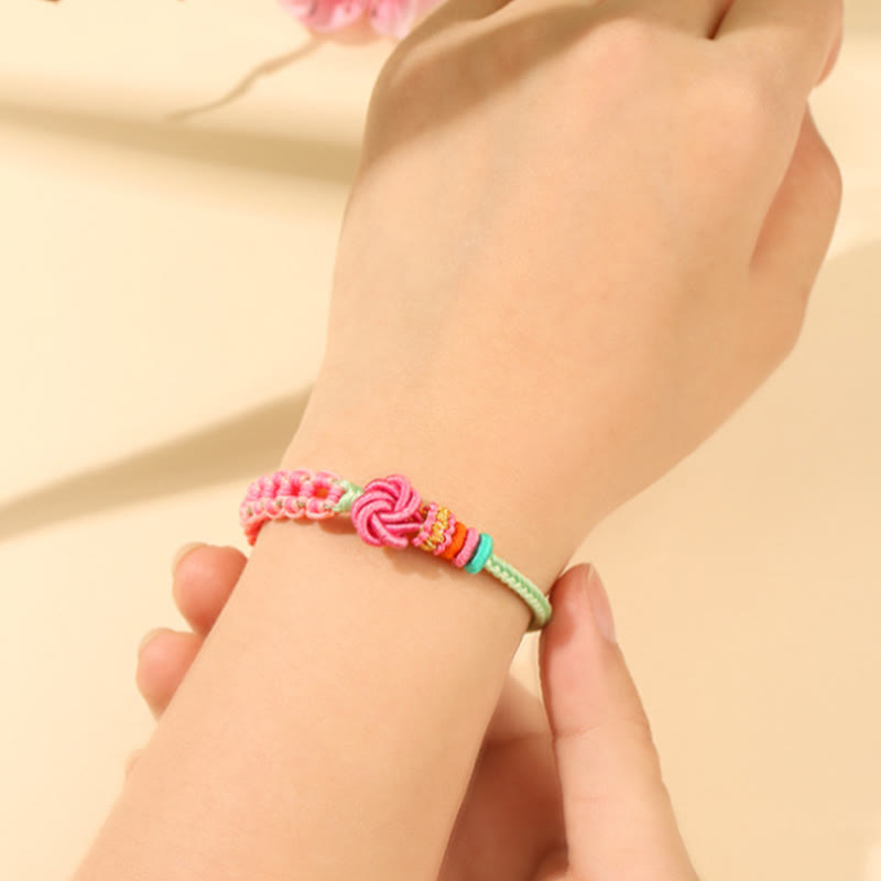 Bracelet en fil rouge avec nœud en fleur de pêcher pour la protection et l'amour