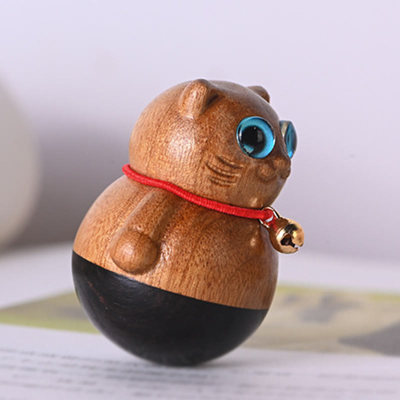 Statuette de chat porte-bonheur en bois de Phoebe Zhennan