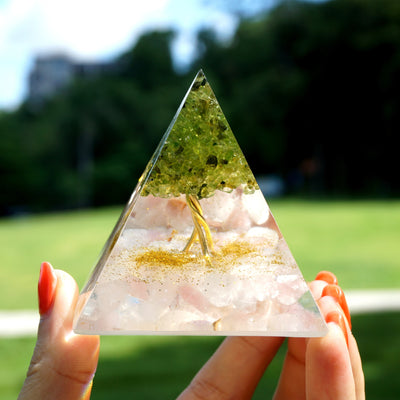 Pyramide d'orgone péridot de la prospérité
