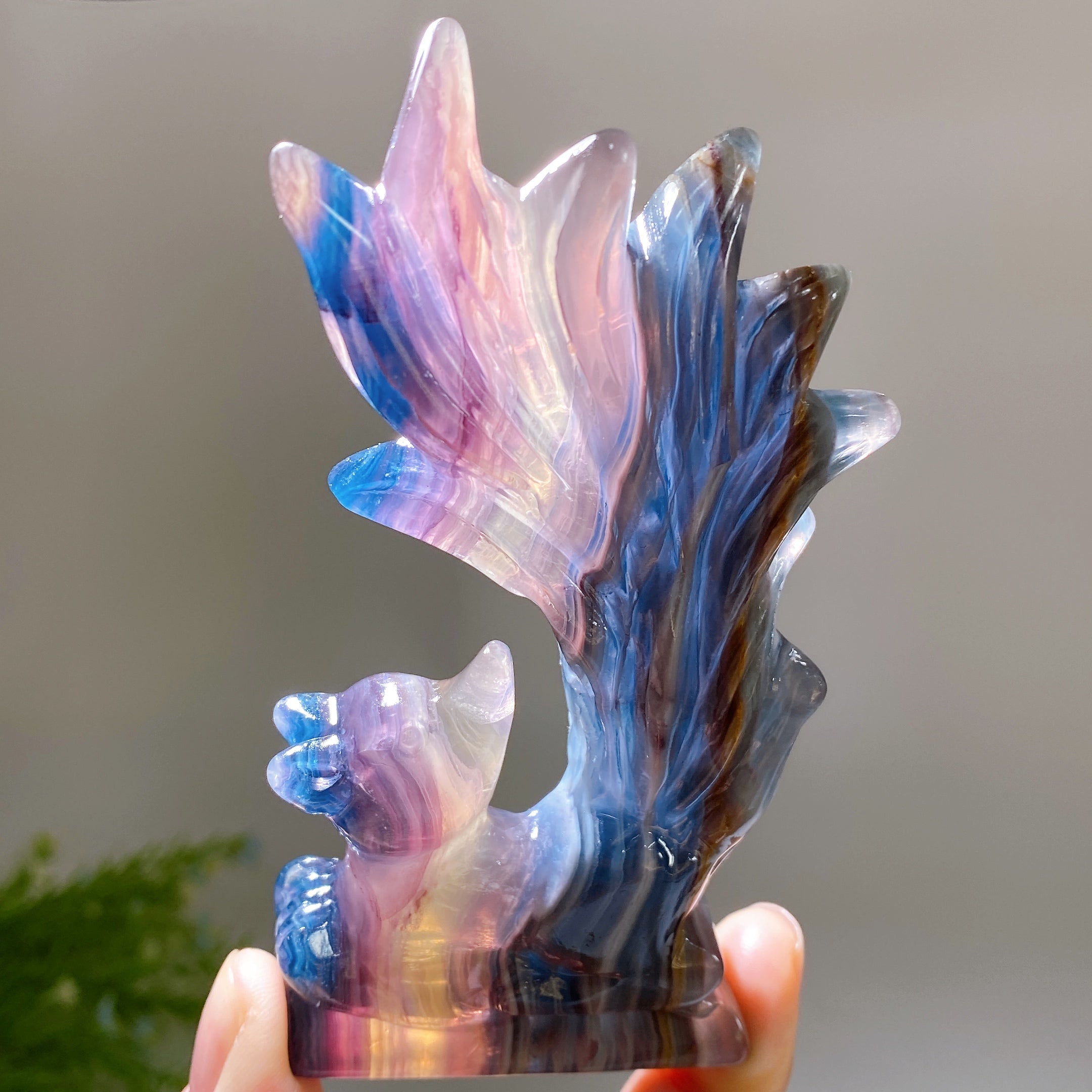 Sculpture de renard en cristal de fluorite arc-en-ciel 3,2 x 4,5 pouces