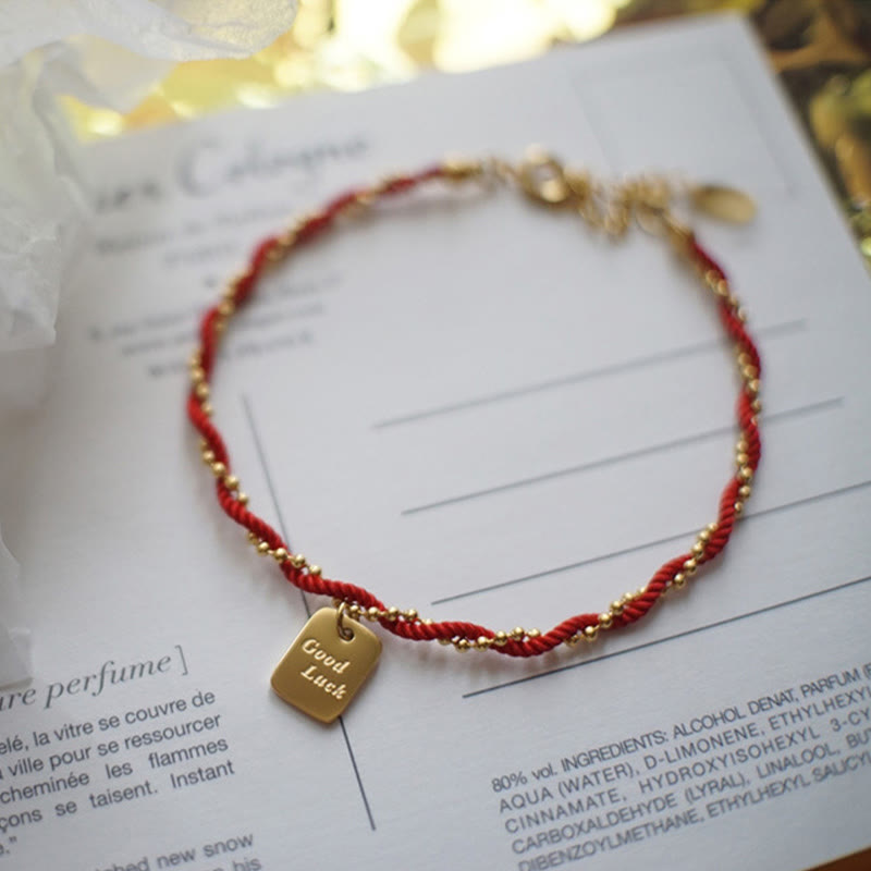 Bracelet porte-bonheur en fil rouge avec breloque en cuivre plaqué or pour la force