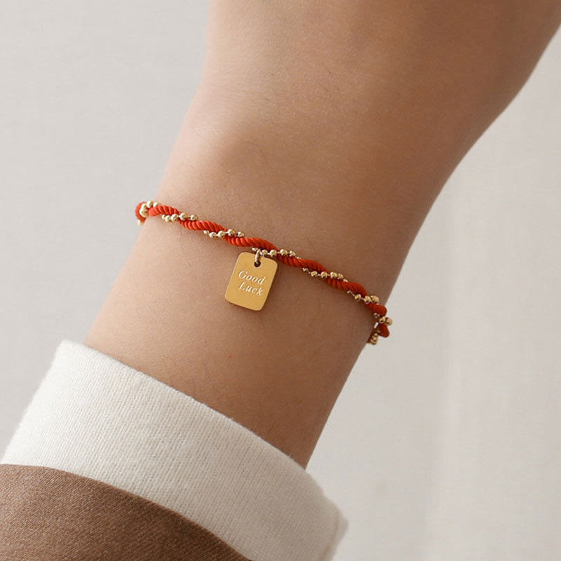 Bracelet porte-bonheur en fil rouge avec breloque en cuivre plaqué or pour la force
