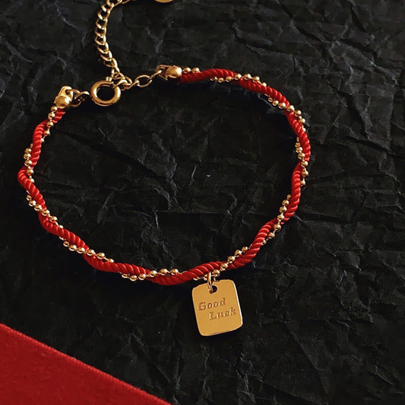 Bracelet porte-bonheur en fil rouge avec breloque en cuivre plaqué or pour la force