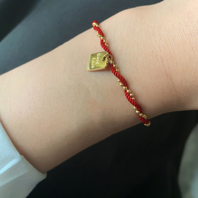 Bracelet porte-bonheur en fil rouge avec breloque en cuivre plaqué or pour la force