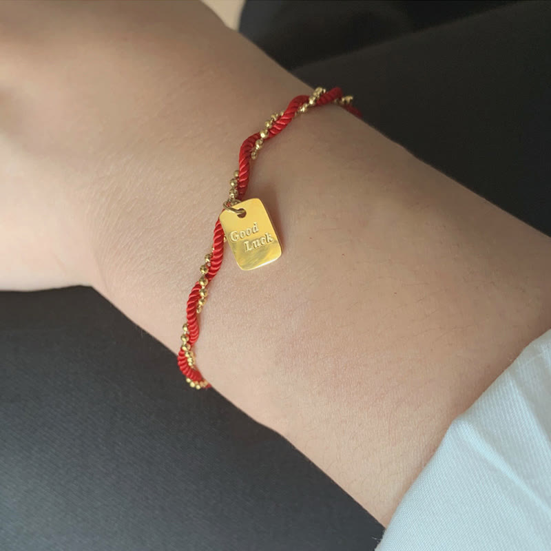 Bracelet porte-bonheur en fil rouge avec breloque en cuivre plaqué or pour la force