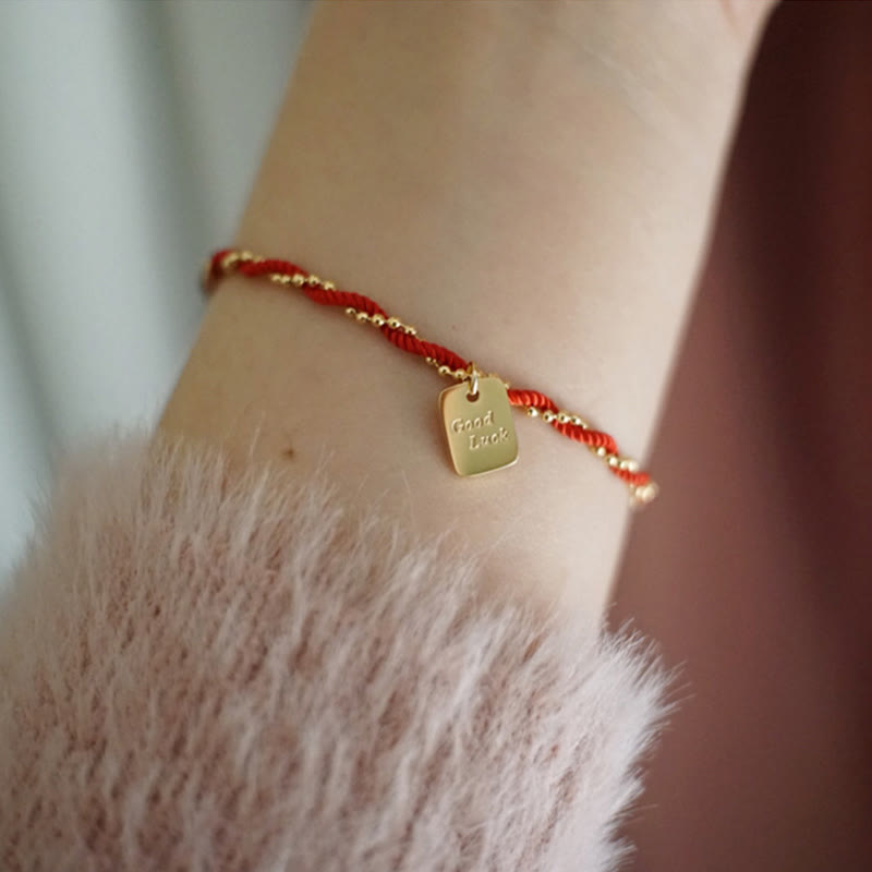 Bracelet porte-bonheur en fil rouge avec breloque en cuivre plaqué or pour la force