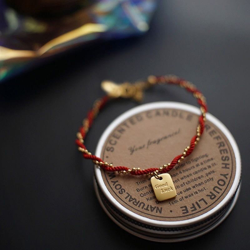 Bracelet porte-bonheur en fil rouge avec breloque en cuivre plaqué or pour la force