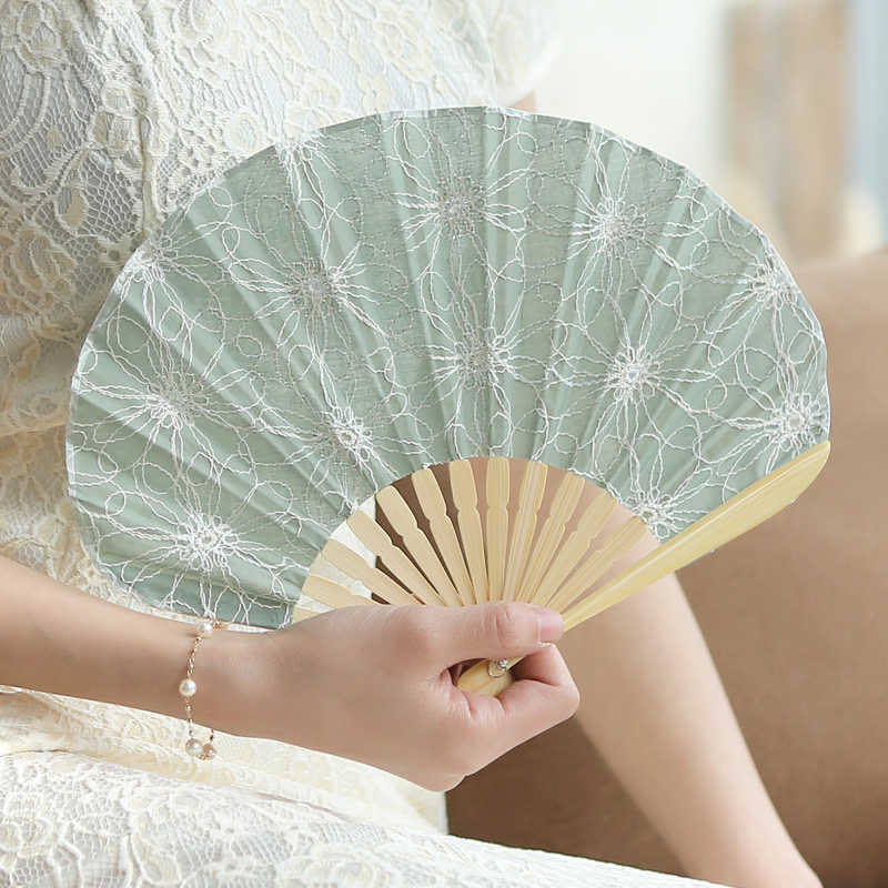 Éventail chinois pliable brodé de fleurs rétro 21 cm
