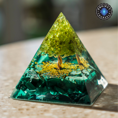 Pyramide d'orgone de la forêt sacrée de l'amour
