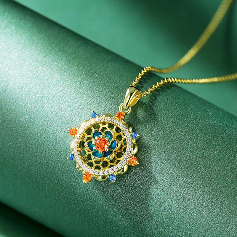 Colliers en argent avec fleur de lotus pour un nouveau départ et l'illumination